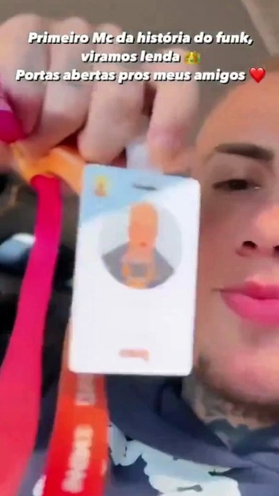 Ostentando crachá, Mc Daniel celebra contrato com a TV Globo; veja