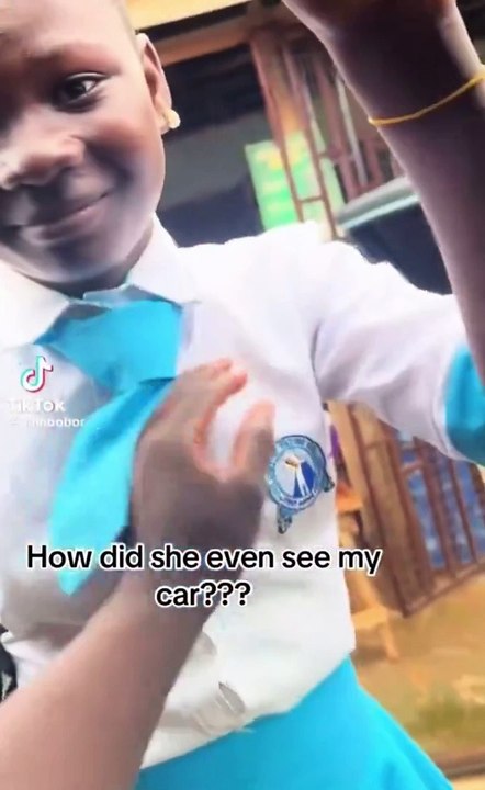 Un TikTokeur touche les seins d'une fille en public (VIDEO)