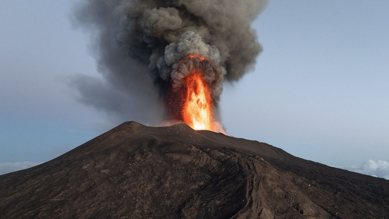 Incredible scenes show Europe’s tallest active volcano erupting