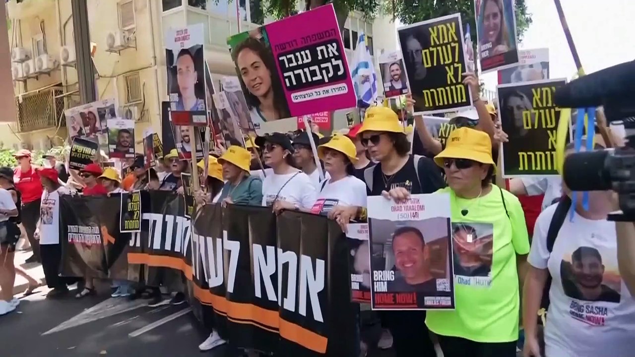 أمهات الأسرى الإسرائيليين تنظم احتجاجات ضد حكومة نتنياهو في تل أبيب