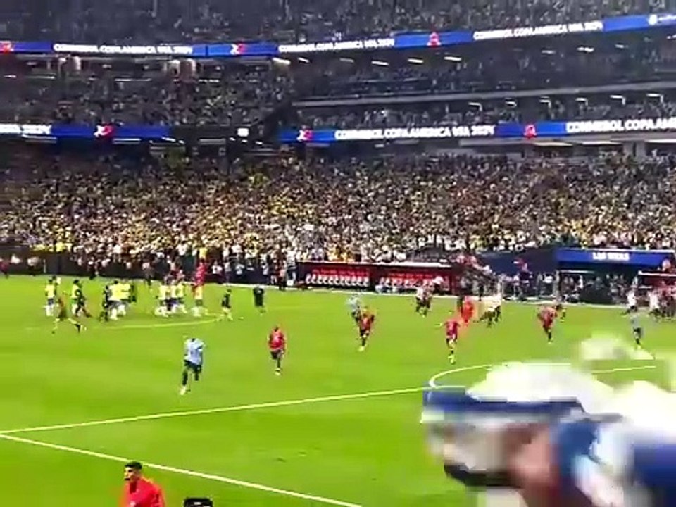 Darwin Núñez abraza a Sergio Rochet