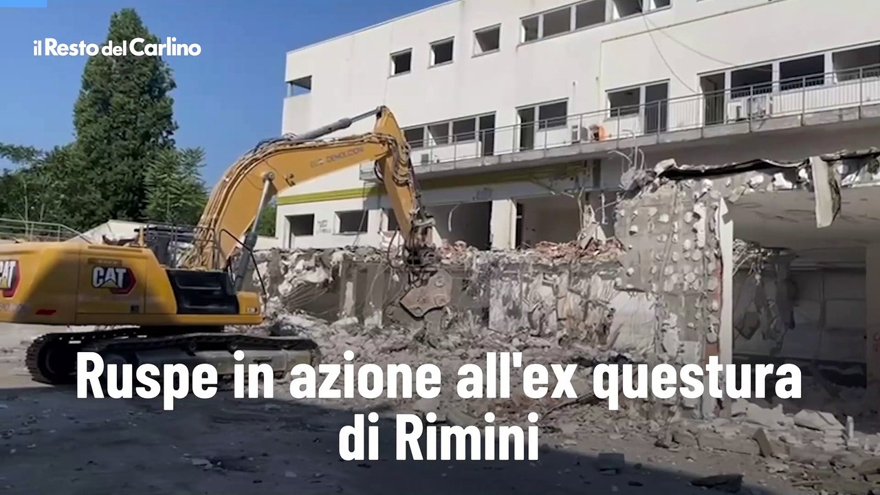 Ruspe in azione all'ex questura di Rimini: il video