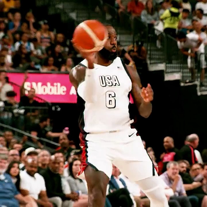 LeBron James y Stephen Curry se combinan para un Alley-oop