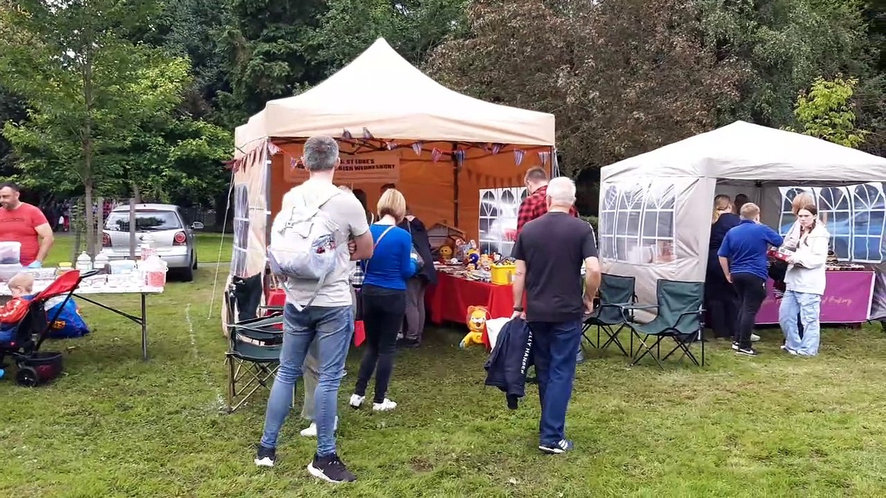 Walk around Wednesbury carnival