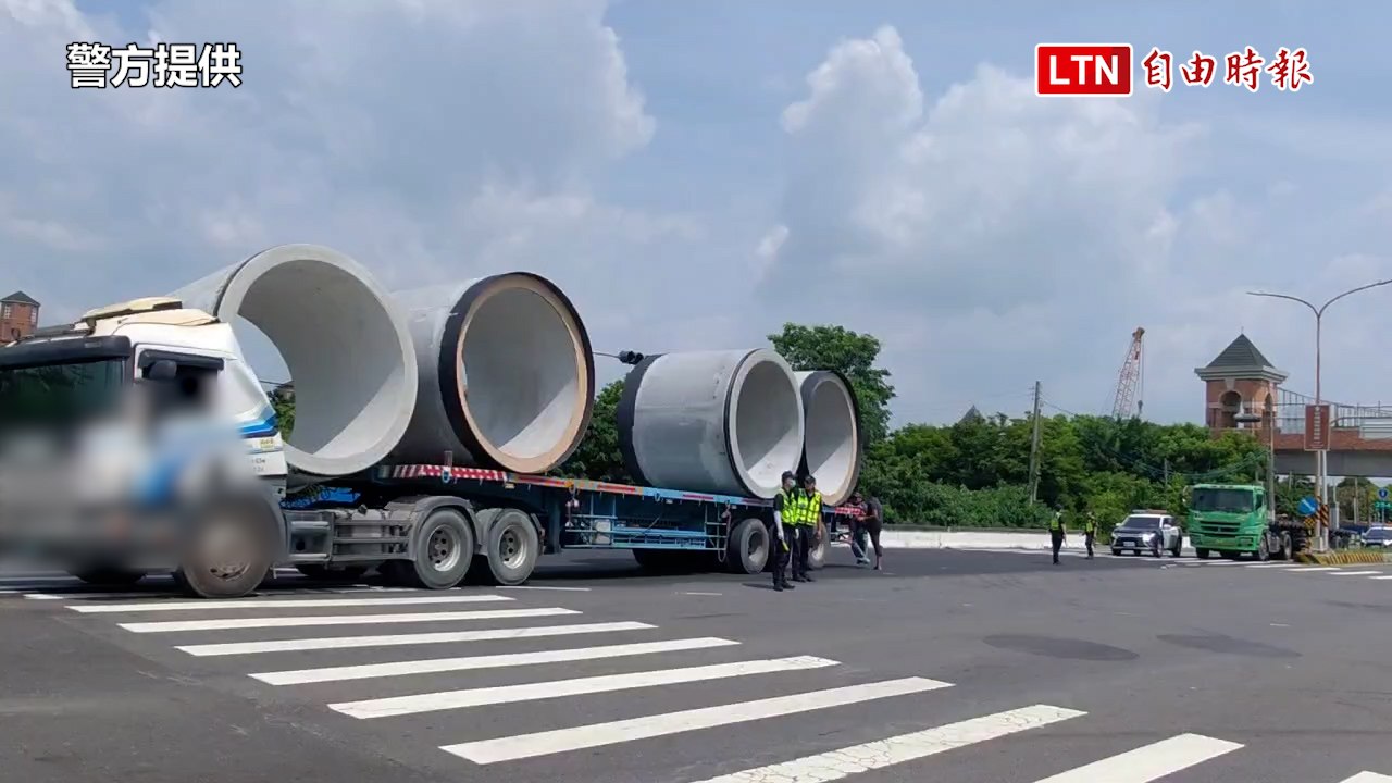 綑綁繩索突斷裂 大水泥管向前滾撞壞拖板車頭(民眾提供/警方提供)