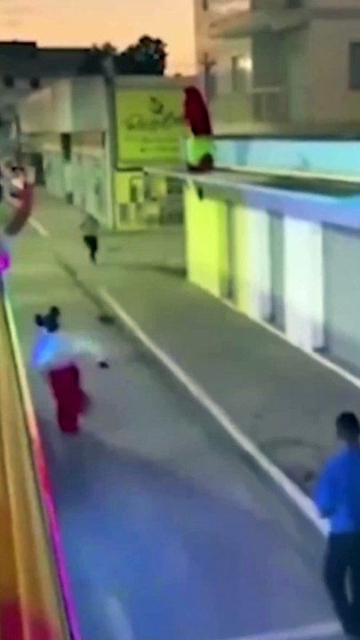 Fofão da Carreta Furacão é atropelado durante apresentação