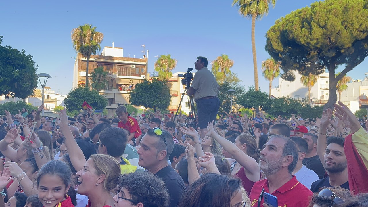 Pitos a Gavi en Los Palacios