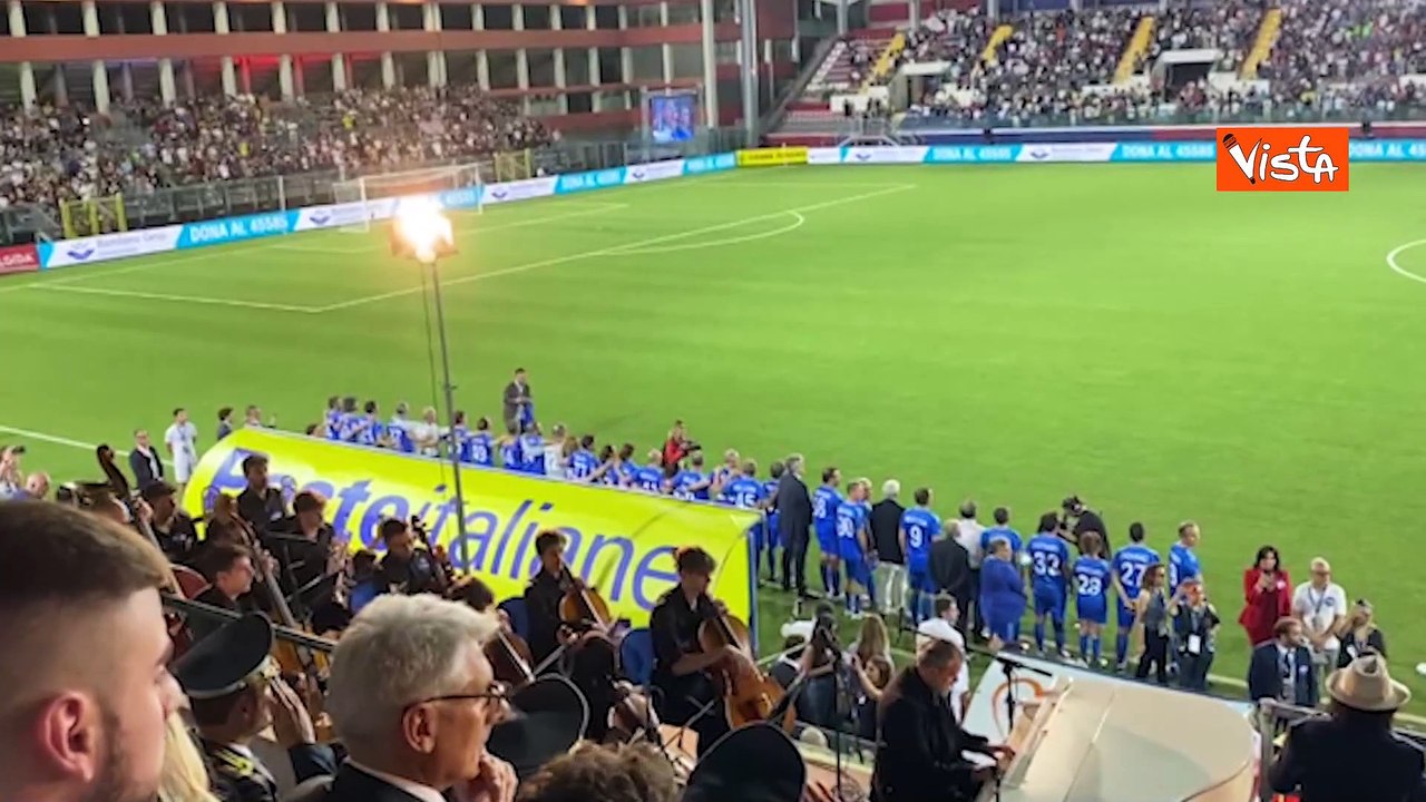 Politici abbracciati alla Partita del Cuore, ecco l'inno di Mameli cantato da Al Bano