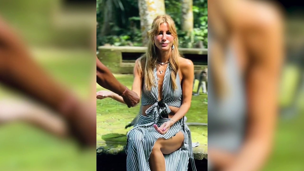 Çağla Şıkel Bali'de maymun besledi