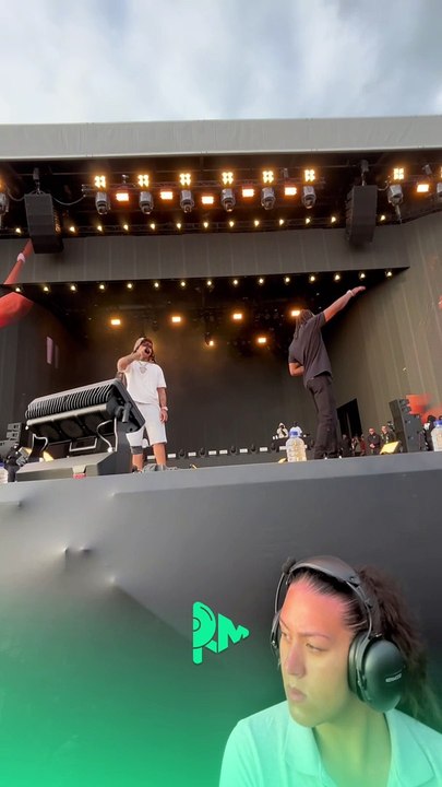 Quand tu reçois une bouteille d'eau en plein concert