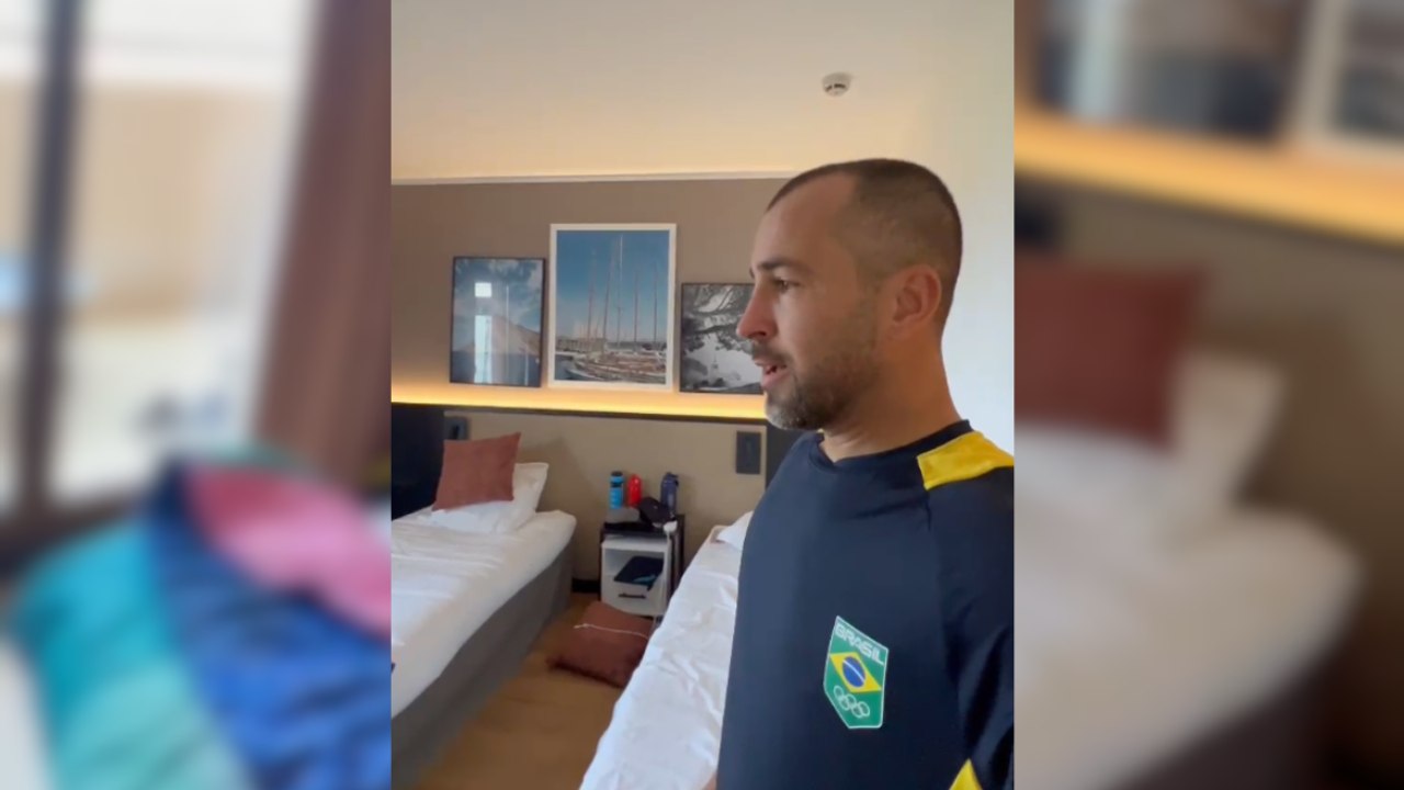 Atleta olímpico Bruno Fontes faz 'tour' pelo quarto das Olimpíadas de Paris 2024