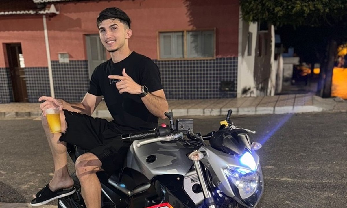 Corpo do influencer Bragueza é acompanhado por dezenas de motociclistas até cemitério de Santa Cruz