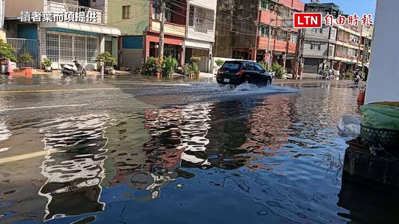颱風進逼強碰天文大潮 屏東東港東津里水漫街頭（讀者葉而項提供）