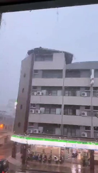 台风格美袭台｜花莲香蕉树被吹歪路灯灭 楼顶砸车出人命 (2)