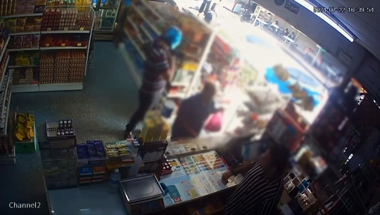 骑士超市买充值卡 称去摩哆拿钱 竟溜了　