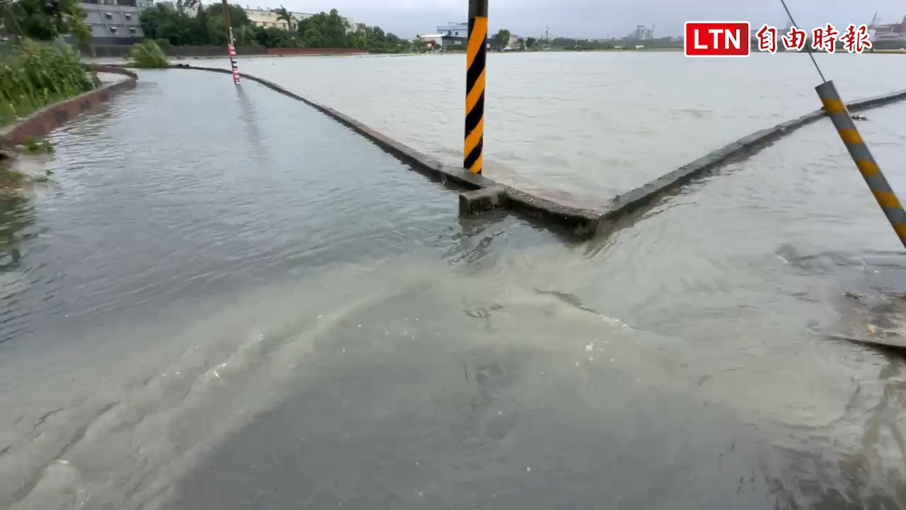 凱米颱風夾帶驚人風雨！ 虎尾產業道路排水不及水淹及膝