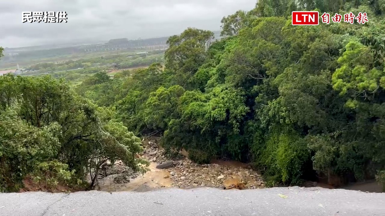 凱米颱風降暴雨 中市神岡圳堵里路基大坍塌（民眾提供）