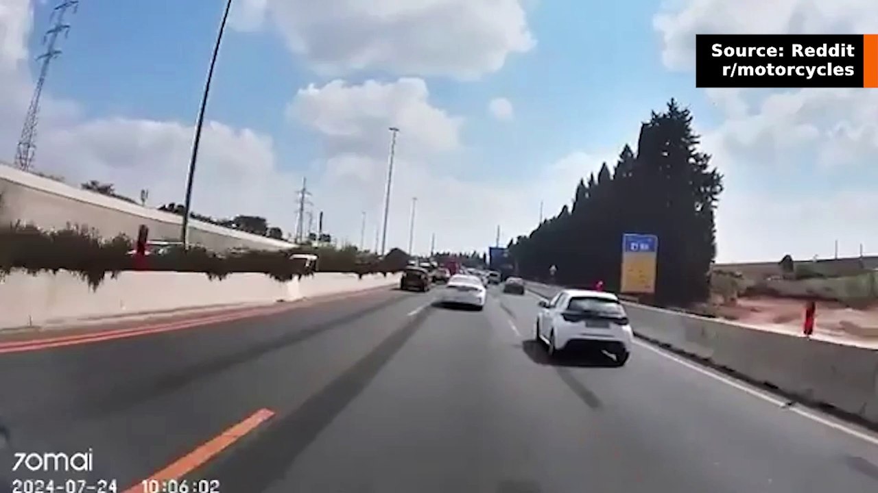 Odottamaton Onnettomuus: Moottoripyöräpoliisi Törmää Pysäytyksen Aikana!