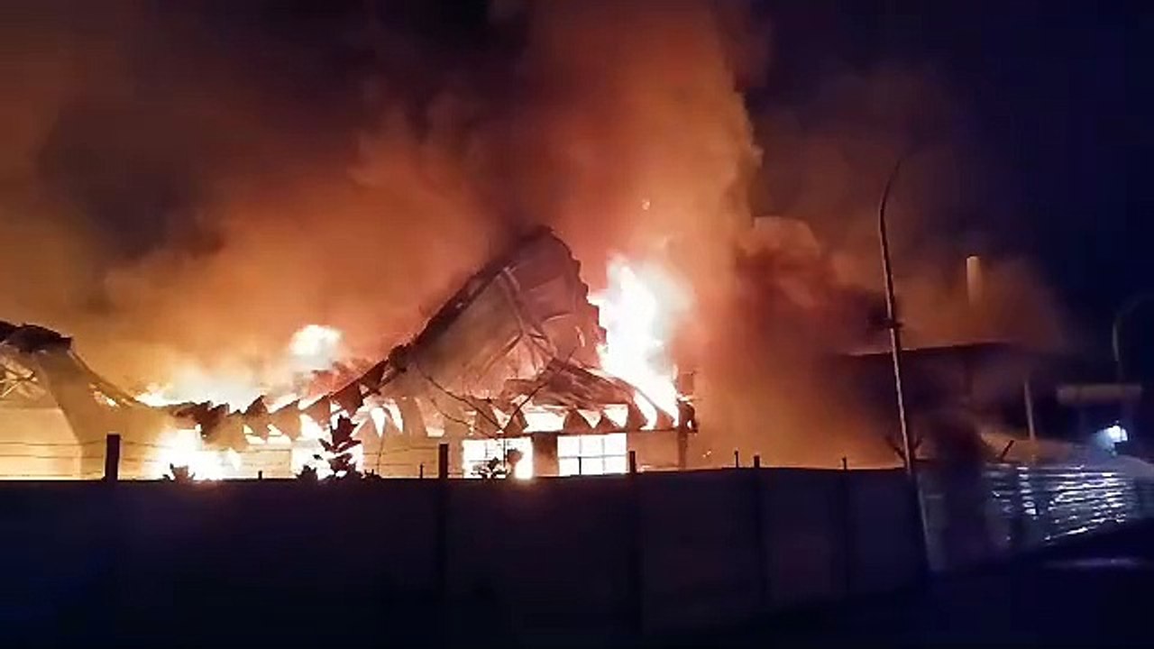 回收厂凌晨熊熊大火 火光夜中笼罩工业区