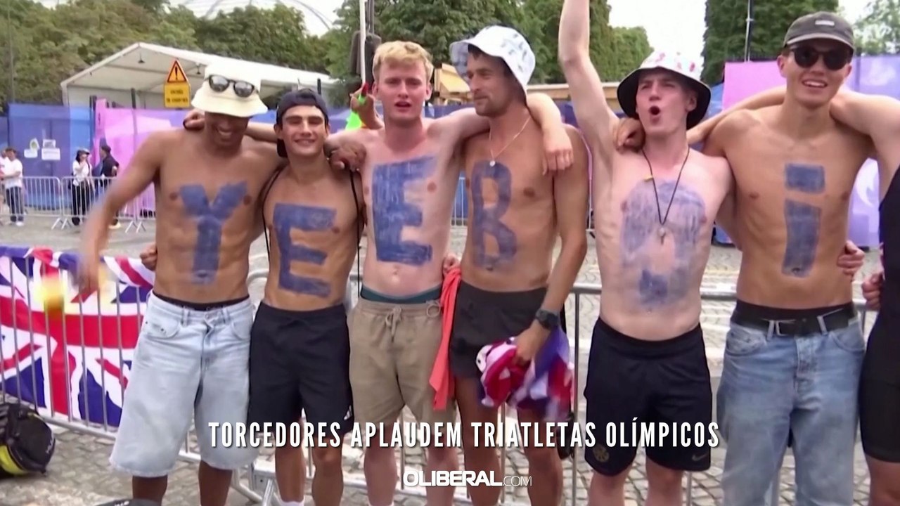 Torcedores aplaudem triatletas olímpicos