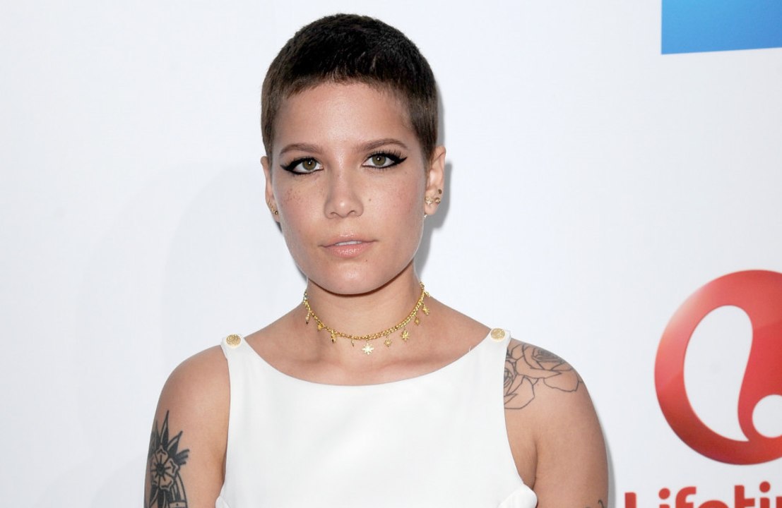 Halsey se arrepende de retorno à música após críticas de fãs: 'Quero me enfiar em um buraco'