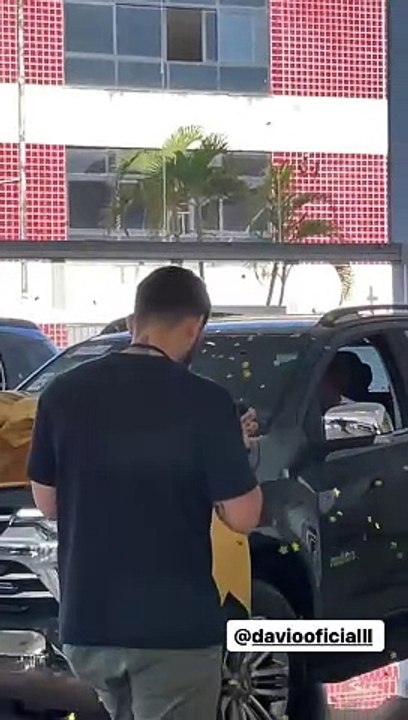 De carrão 0km! Em concessionária, Davi celebra ao retirar prêmios ganhados no BBB