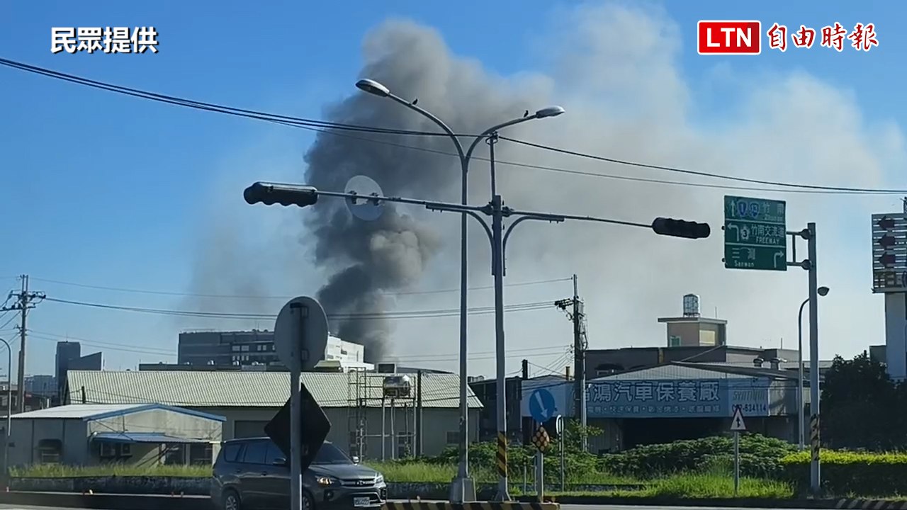 濃煙竄天！頭份鐵皮工廠失火 搶救中（民眾提供）