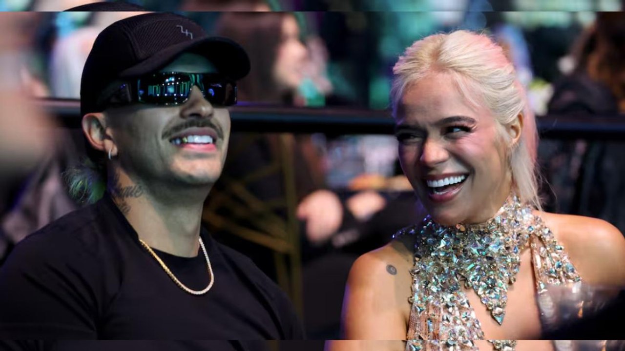 Karol G y Feid se dan tremendo beso durante uno de sus shows