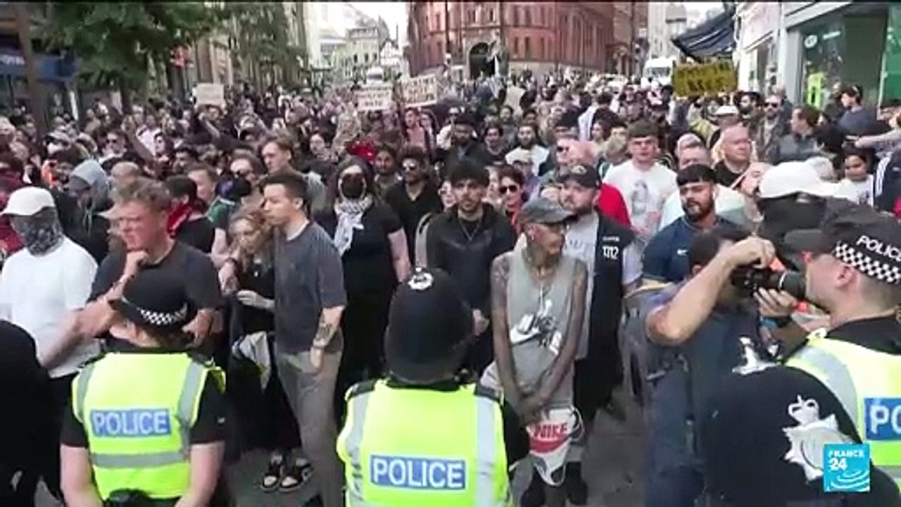 Royaume-Uni : des militants anti-immigration et anti-racisme se font face à Nottingham