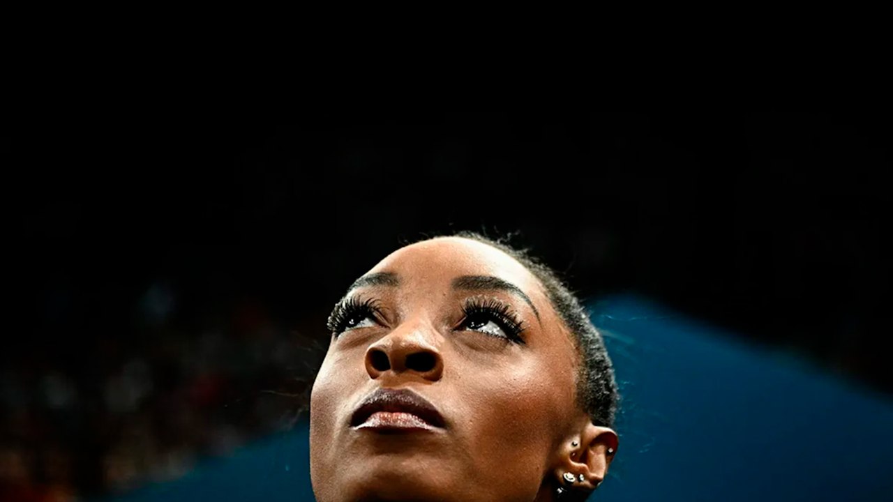 Sorpresa en gimnasia: a Simone Biles se le escapa el podio en barra tras una caída