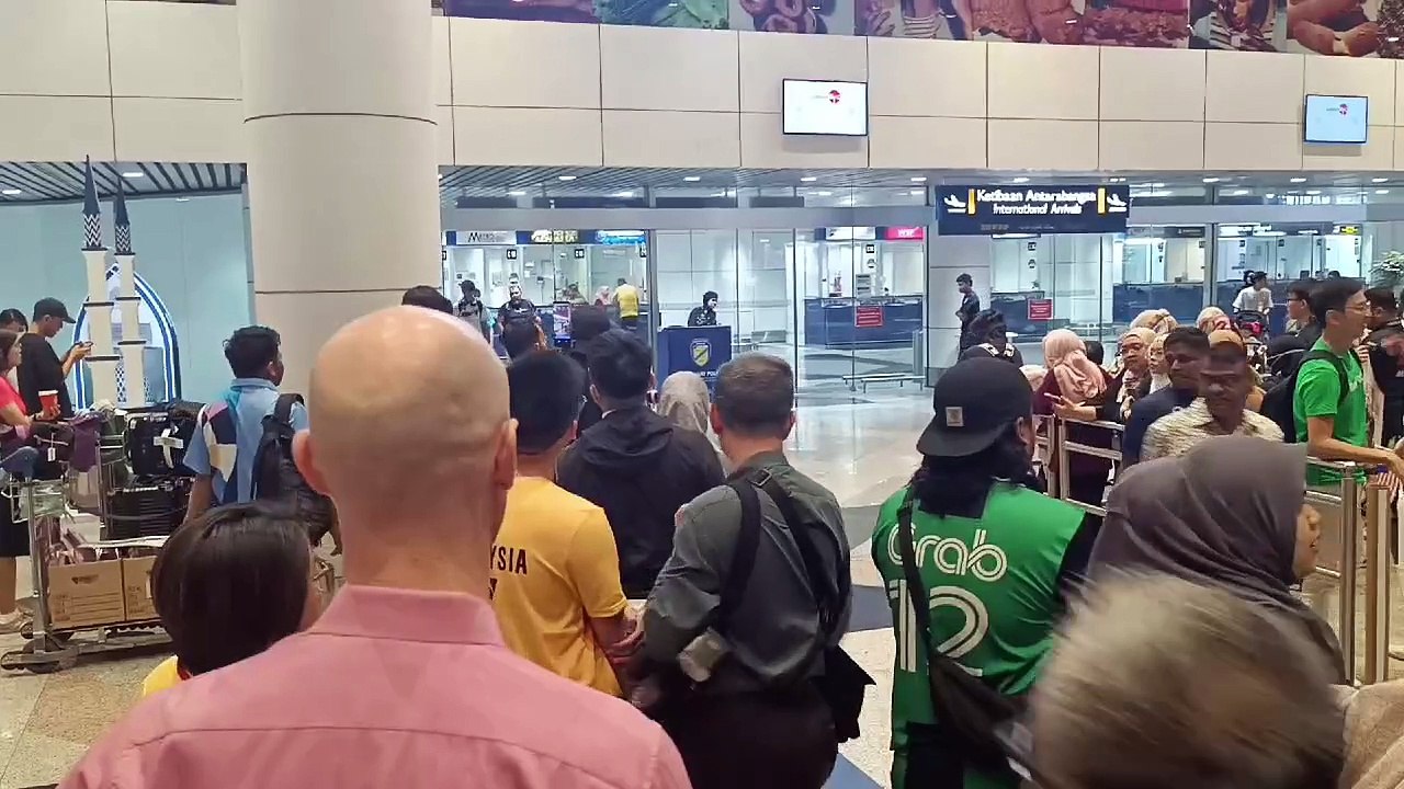 【即时】 民众聚集KLIA  欢迎健儿回国