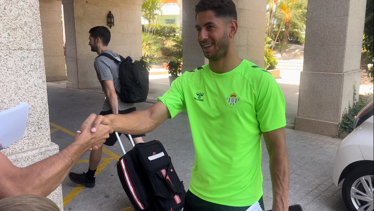 Ayoze se detiene con los aficionados béticos que claman para que no se marche