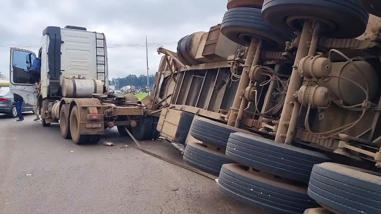 Carreta tomba no Trevo da Portal, em Cascavel