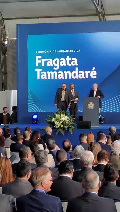 Lula lamenta queda de avião e pede um minuto de silêncio em evento em SC