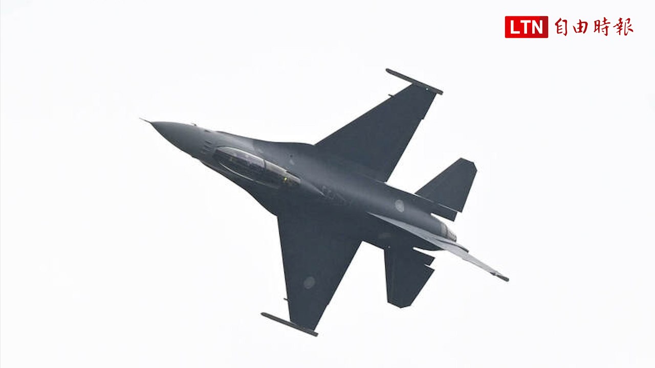 嘉義空軍基地開放 細雨中戰機特技翻滾獲滿堂彩