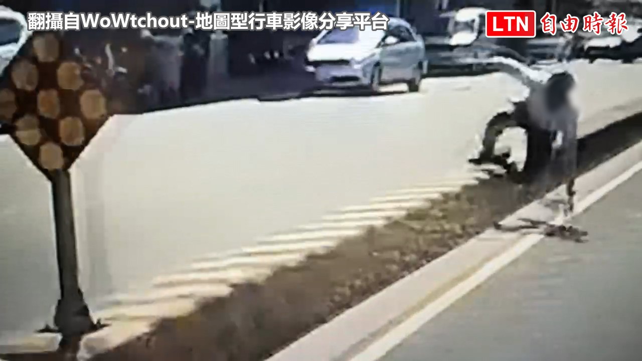男子跨越分隔島仆街險成輪下魂 南市警：行人違規可罰款(翻攝自WoWtchout-地圖型行車影像分享平台/警方提供)