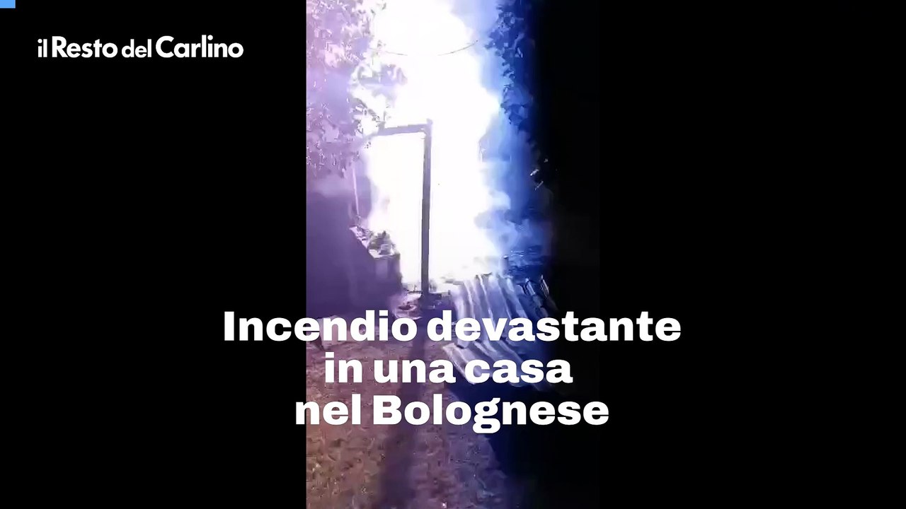 Incendio devastante in una casa nel Bolognese: video