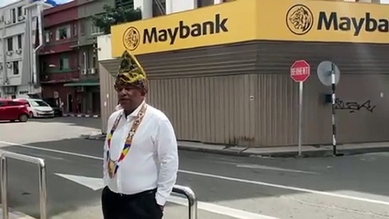 Air Asia boss Tony Fernandes joins viral photo trend in KK