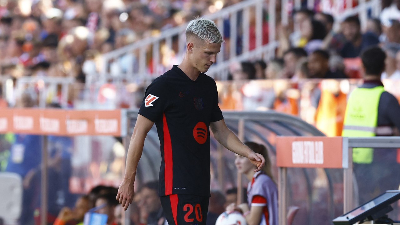 Dani Olmo presented as Barcelona player.mp4