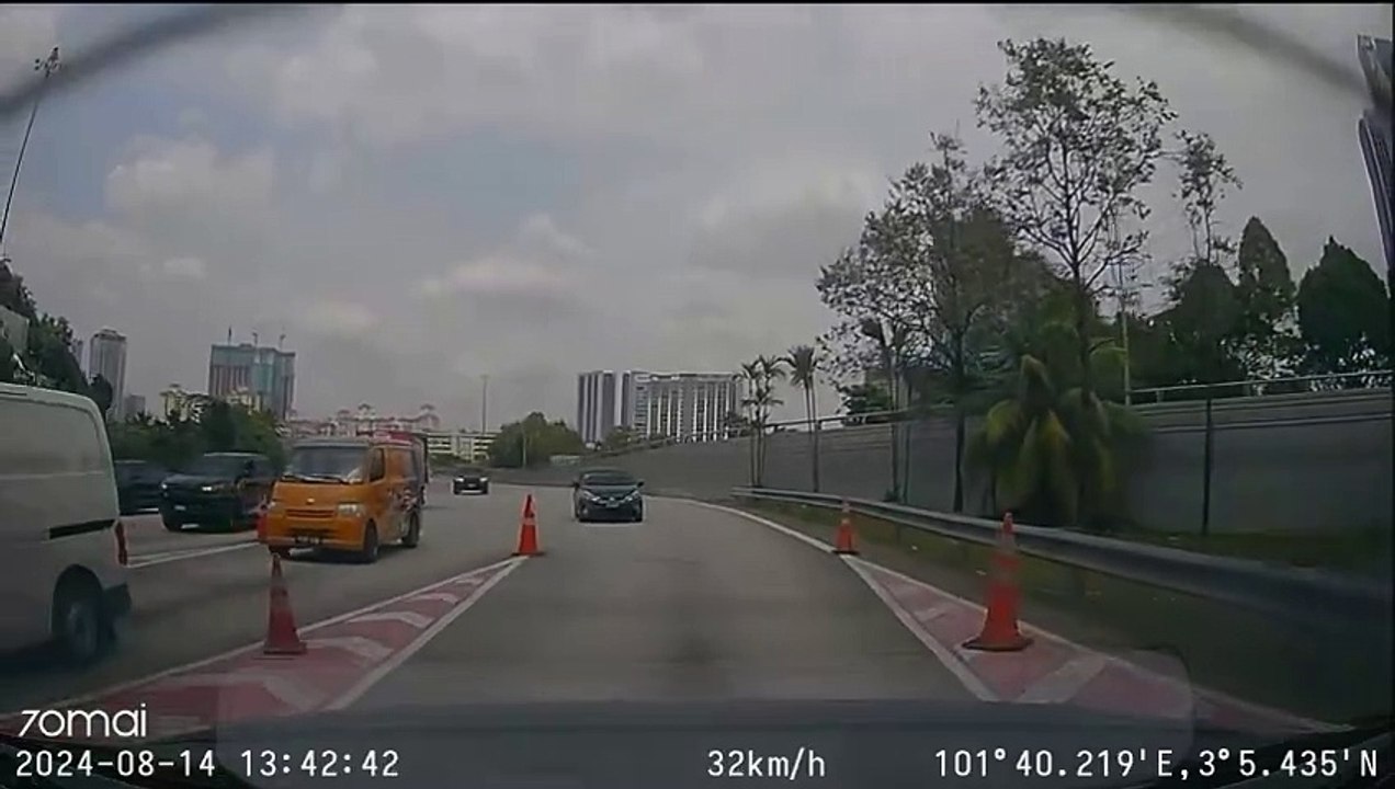 OKU迈薇蹭过路费 遭被占便宜车 上网公审