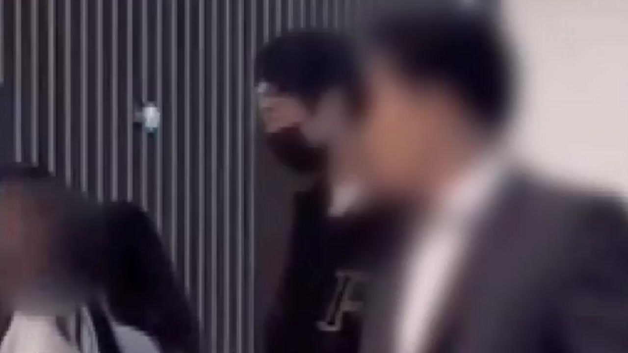 인천공항서 배우 변우석 '과잉 경호' 4명 입건 / YTN