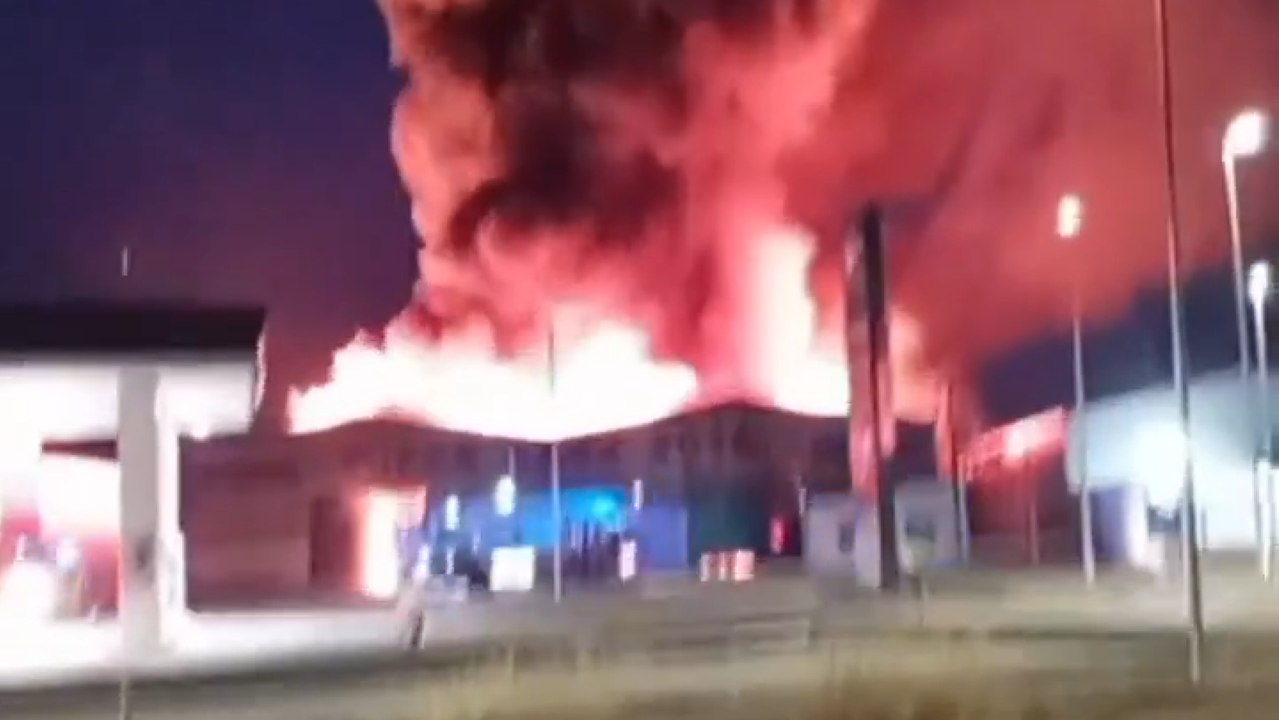 Un bazar chino de Tomelloso queda reducido a cenizas devorado por un incendio