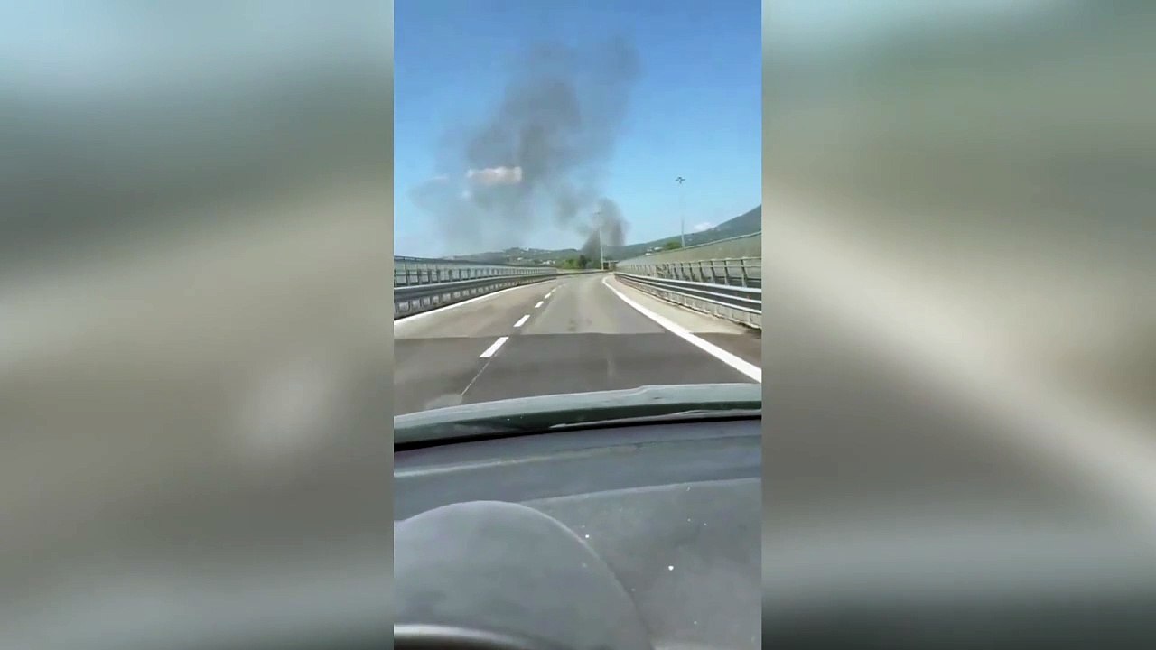 L'aereo caduto a Terni, in zona Maratta: dall'autostrada è visibile la colonna di fumo causata dall'incendio del velivolo