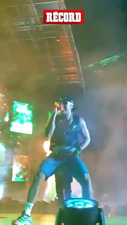 ¡Feid ya es fan del América! El cantante recibió jersey de las Águilas en concierto