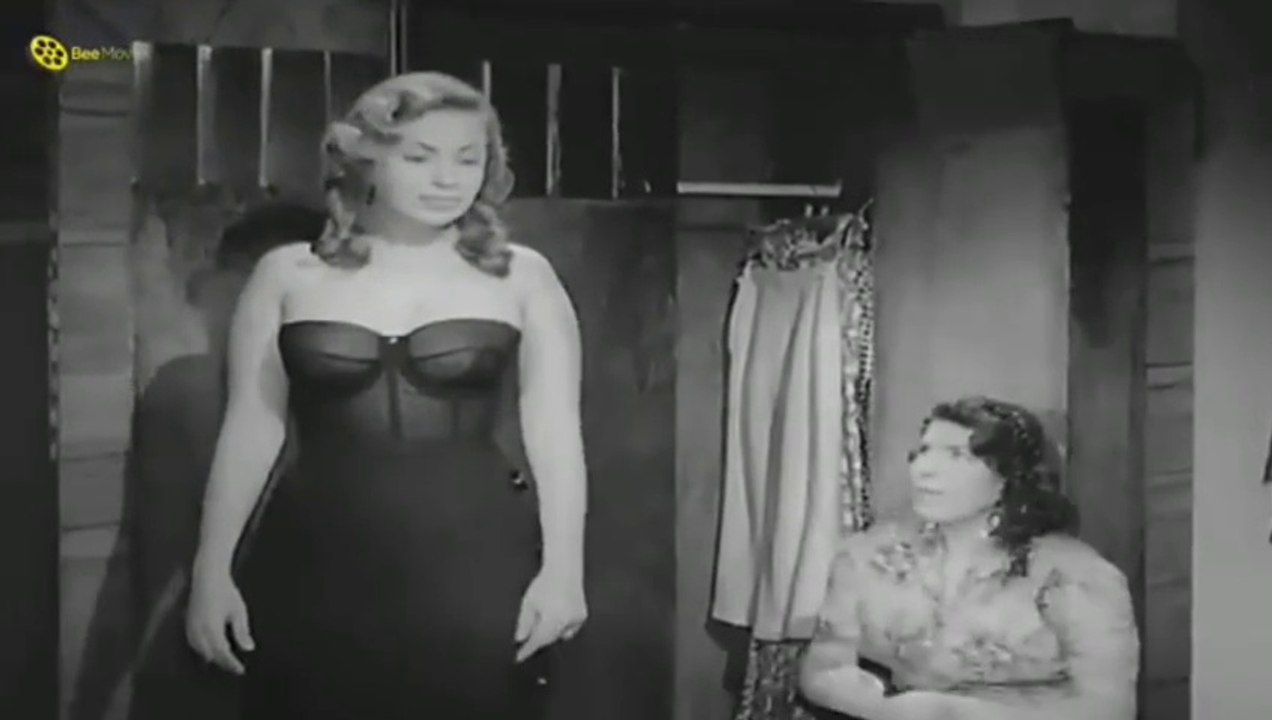 اغراء هند رستم بقميص النوم مع اسماعيل يس