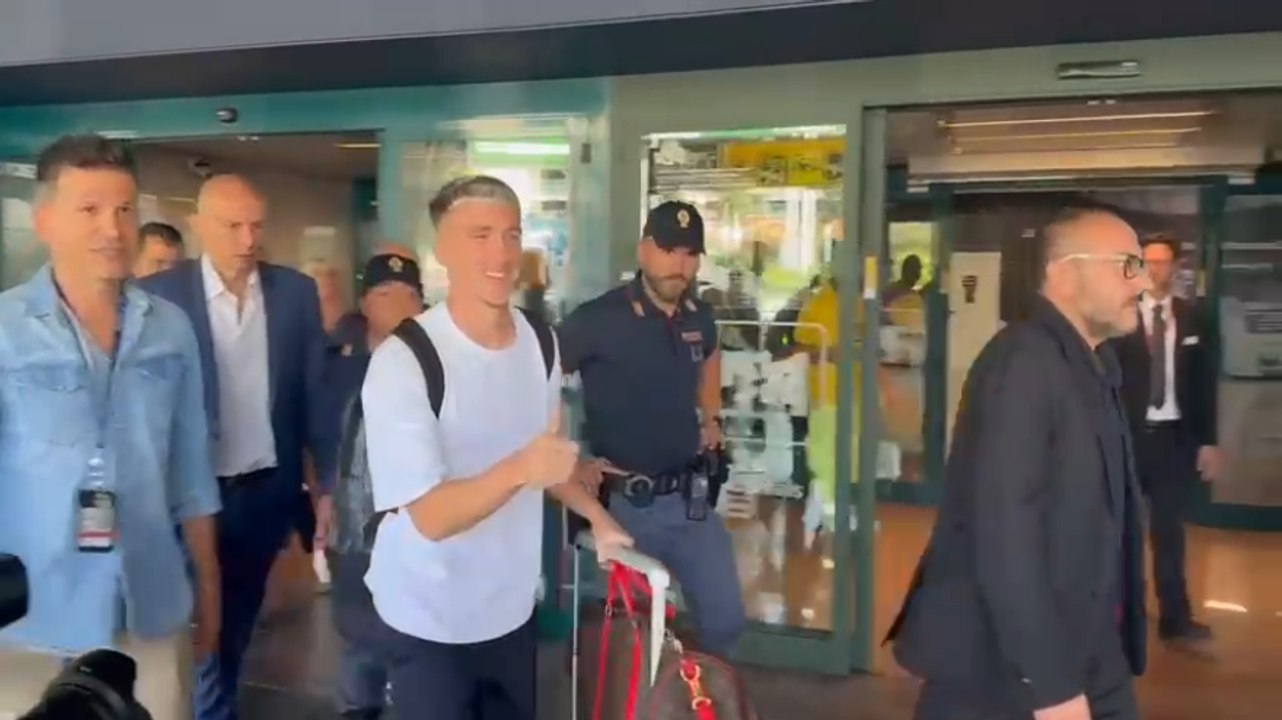 Roma, l’arrivo di Saelemaekers a Fiumicino