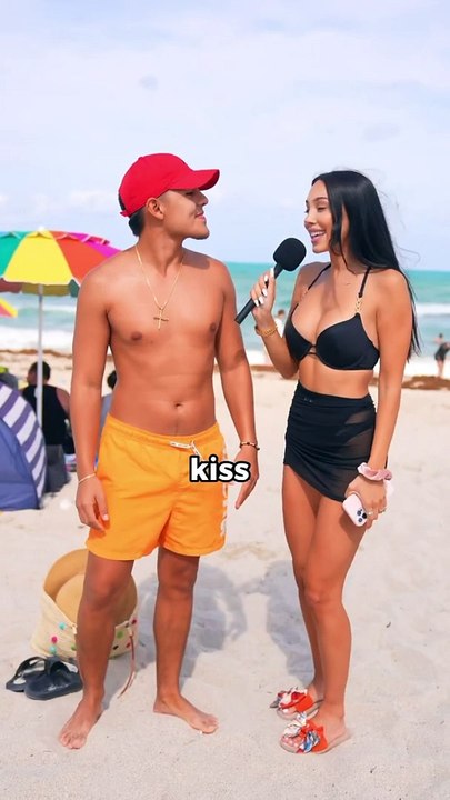 KISS OR SLAP in Spanish