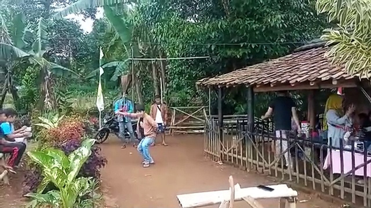 SUNDANESE DANCE PRACTICE