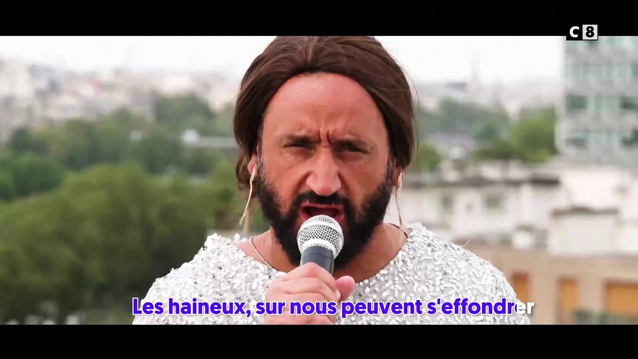 Découvrez l'incroyable début de TPMP avec Cyril Hanouna en Céline Dion qui chante : "L'ARCOM peut nous persécuter, peu m'importe... Je voterai LFI... Je rejoindrai Booba à Miami..."