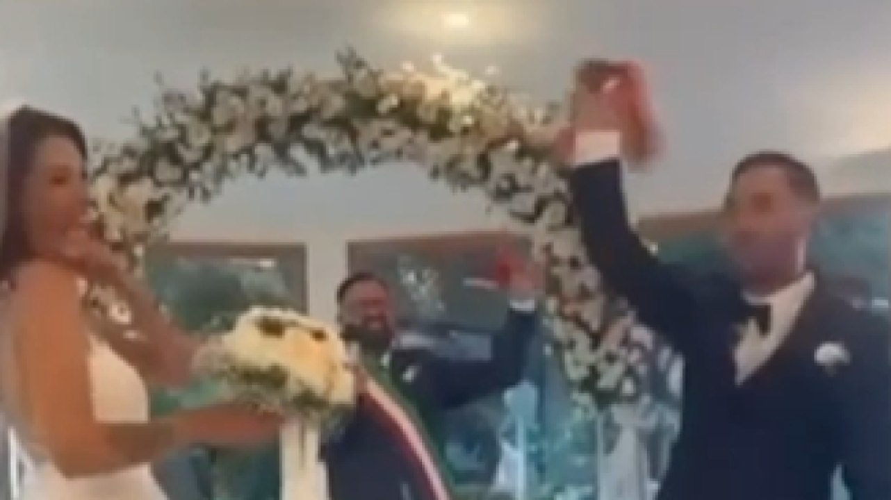 "Amo il Catanzaro più di te": lo sposo canta il coro sull'altare